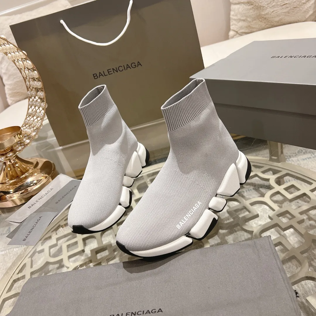 👟👟Ex-factory price 520👟👟 【Balencia**】The latest ✅SPEED2.0 multi-compression molded combination outsole from Paris* ✅ ⚠️Balencia’s top couple socks and shoes❗️ 🌟Original purchase and development! The top version on the market, with upgraded quality, every detail including packaging is compared to ZP! Newly upgraded TPU vacuum molded combination outsole! More comfortable and easy to wear! 3D knitted fabric is breathable and does not deform! The logo is the same as the original one, please distinguish it from the market currency! ⚠️Balenciaga’s latest packaging! 🔸Couple size SIZE: 35-42 (can be customized from 41)
